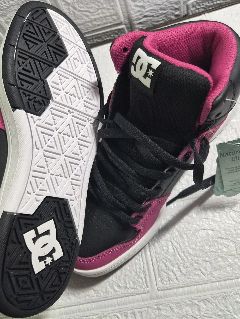 New! Youths DC Cure Hi Top Black/White/Pink Skate Shoes Size 4 Crisp clean Shoes